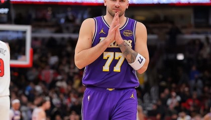 亚博体育官方网站-46分7板11助8记三分球！卢卡一战刷爆多项NBA纪录，湖人赢麻了